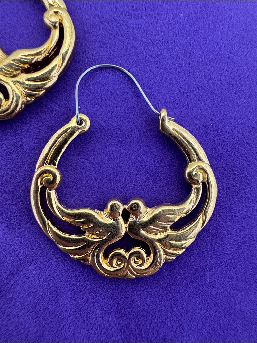 💛 Vintage Gold Plated Love Bird Hoop Earrings | Whimsical Fairytale - Picture 3 of 4